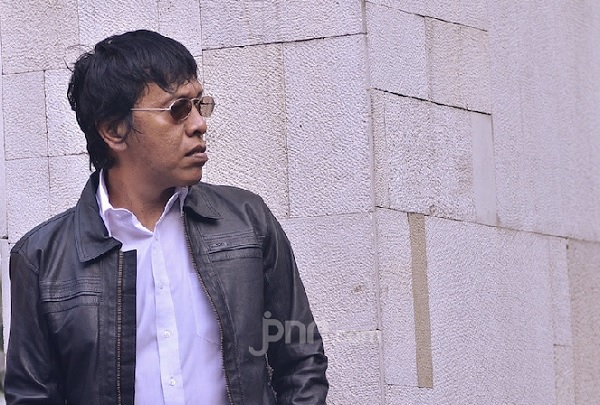 Anggota DPR dari PDI Perjuangan Adian Napitupulu. Foto: M Fathra Nazrul/JPNN.Com Anggota DPR dari PDI Perjuangan Adian Napitupulu. Foto: M Fathra Nazrul/JPNN.Com