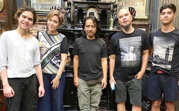 Maia Estianty berpose bersama Dul Jaelani, Dewa Budjana, Ahmad Dhani, dan Al Ghazali di studio RCM. (Foto: Instagram dewabudjana) Maia Estianty berpose bersama Dul Jaelani, Dewa Budjana, Ahmad Dhani, dan Al Ghazali di studio RCM. (Foto: Instagram dewabudjana)
