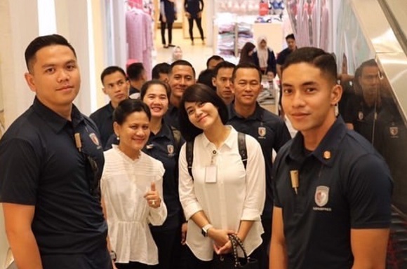 Sandhyca saat menemani Ibu Iriana Jokowi (Foto: IG tulis @sandhycaputrie) Sandhyca saat menemani Ibu Iriana Jokowi (Foto: IG tulis @sandhycaputrie)