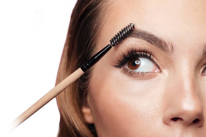 Ilustrasi alis simetris. Foto: wax it in studio Ilustrasi alis simetris. Foto: wax it in studio