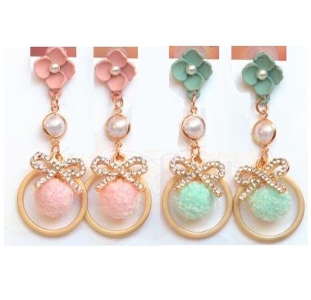 Tampil Lebih Ceria dan Feminin dengan Anting Flower Ribbon Pompom. Foto: my-best.id Tampil Lebih Ceria dan Feminin dengan Anting Flower Ribbon Pompom. Foto: my-best.id