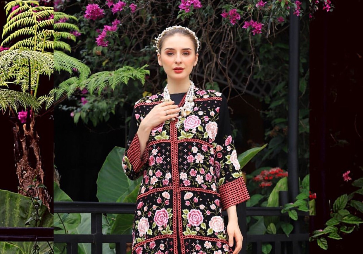 Koleksi Roemah Kebaya Vielga tampilkan bordir bunga Indonesia di MBFW Rusia yang diselenggarakan secara virtual. Koleksi Roemah Kebaya Vielga tampilkan bordir bunga Indonesia di MBFW Rusia yang diselenggarakan secara virtual.
