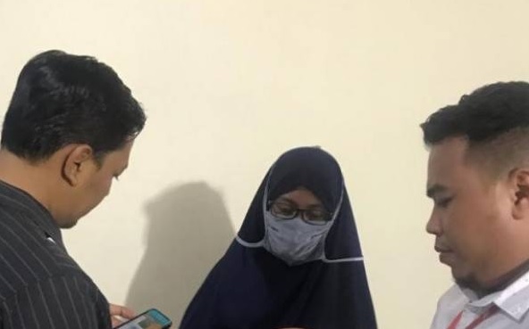 Anggota Direskrimum Polda Malut, Bripda Nesti Ode Samili yang ditangkap di Bandara Juanda Sidoarjo, Jawa Timur. (ANTARA/Abdul Fatah) Anggota Direskrimum Polda Malut, Bripda Nesti Ode Samili yang ditangkap di Bandara Juanda Sidoarjo, Jawa Timur. (ANTARA/Abdul Fatah)