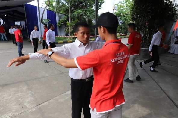 Pemeriksaan peserta CPNS Kanwilkumham Jatim (Antarajatim/Kanwilkumham Jatim/IS) Pemeriksaan peserta CPNS Kanwilkumham Jatim (Antarajatim/Kanwilkumham Jatim/IS)
