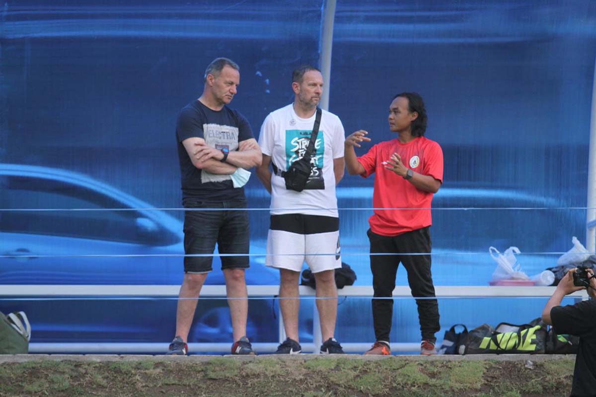 Pelatih Kepala PSS Sleman Dejan Antonic (tengah).(FOTO: Media Officer PSS Sleman) Pelatih Kepala PSS Sleman Dejan Antonic (tengah).(FOTO: Media Officer PSS Sleman)