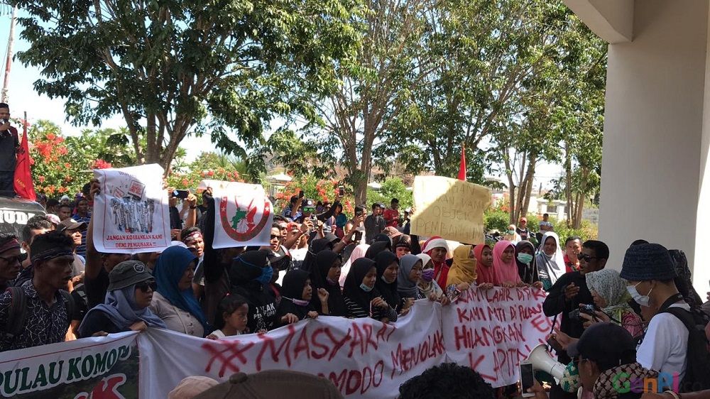 Demo masyarakat Pulau Komodo yang menuntut pembatalan penutupan Pulau Komodo dan relokasi mereka dari pulau tersebut. (Foto: Dok. GenPI.co) Demo masyarakat Pulau Komodo yang menuntut pembatalan penutupan Pulau Komodo dan relokasi mereka dari pulau tersebut. (Foto: Dok. GenPI.co)