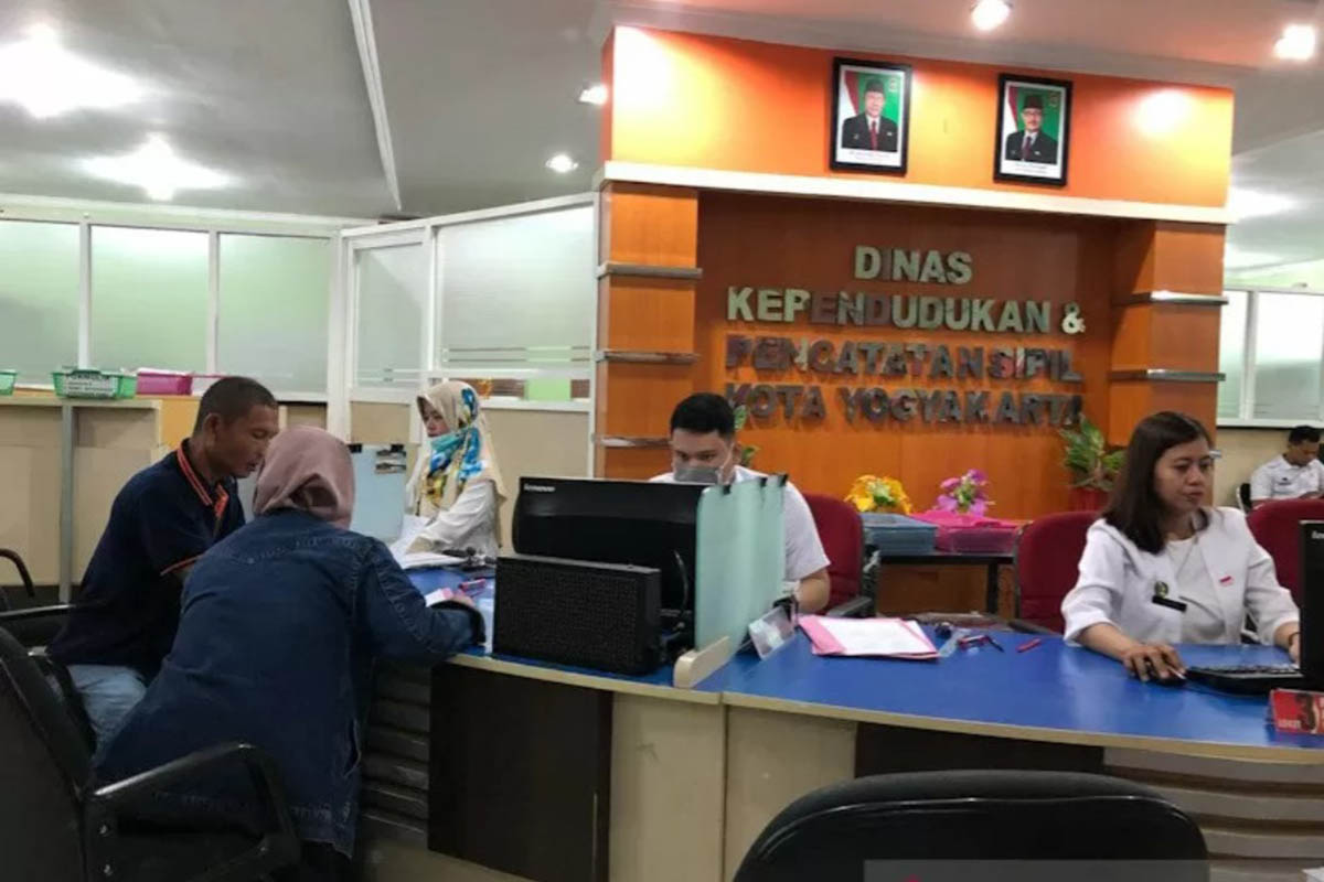 Dokumentasi petugas siaga memberi layanan administrasi kependudukan di Kantor Dindukcapil Kota Yogyakarta. (Foto: Antara) Dokumentasi petugas siaga memberi layanan administrasi kependudukan di Kantor Dindukcapil Kota Yogyakarta. (Foto: Antara)