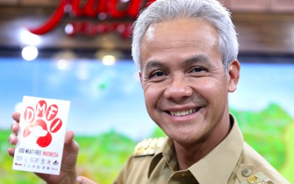 Gubernur Jawa Tengah Ganjar Pranowo menunjukkan stiker larangan mengonsumsi daging anjing. (Foto: Dokumentasi Humas Pemprov Jateng/Antara) Gubernur Jawa Tengah Ganjar Pranowo menunjukkan stiker larangan mengonsumsi daging anjing. (Foto: Dokumentasi Humas Pemprov Jateng/Antara)