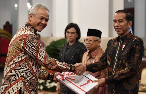 Presiden Joko Widodo (kanan) didampingi Wakil Presiden Ma'ruf Amin (kedua kanan) dan Menteri Keuangan Sri Mulyani (kedua kiri) menyerahkan Daftar Isian Pelaksanaan Anggaran (DIPA) serta Buku Daftar Alokasi Transfer ke Daerah dan Dana Desa Tahun 2020 kepad Presiden Joko Widodo (kanan) didampingi Wakil Presiden Ma'ruf Amin (kedua kanan) dan Menteri Keuangan Sri Mulyani (kedua kiri) menyerahkan Daftar Isian Pelaksanaan Anggaran (DIPA) serta Buku Daftar Alokasi Transfer ke Daerah dan Dana Desa Tahun 2020 kepad