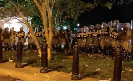 Unjuk Rasa Berakhir Rusuh di depan Gedung Putih, 60 Petugas dan Secret Service Terluka, (Foto: Twitter@AdamParkhomenko) Unjuk Rasa Berakhir Rusuh di depan Gedung Putih, 60 Petugas dan Secret Service Terluka, (Foto: Twitter@AdamParkhomenko)