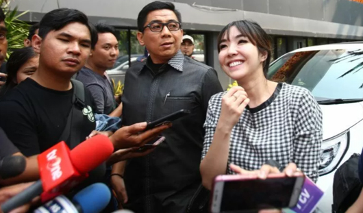 Gisella Anastasia (kanan) saat menjadi saksi pelapor, Rabu (30/10/2019). ANTARA FOTO/Reno Esnir/hp Gisella Anastasia (kanan) saat menjadi saksi pelapor, Rabu (30/10/2019). ANTARA FOTO/Reno Esnir/hp