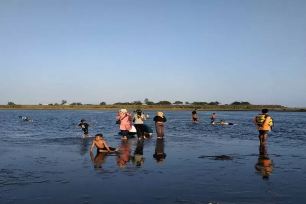 Petugas SAR Glagah melakukan pengawasan terhadap protokol kesehatan di objek wisata Pantai Glagah, Kulon Progo.(Foto: Antara/HO-SAR Glagah) Petugas SAR Glagah melakukan pengawasan terhadap protokol kesehatan di objek wisata Pantai Glagah, Kulon Progo.(Foto: Antara/HO-SAR Glagah)