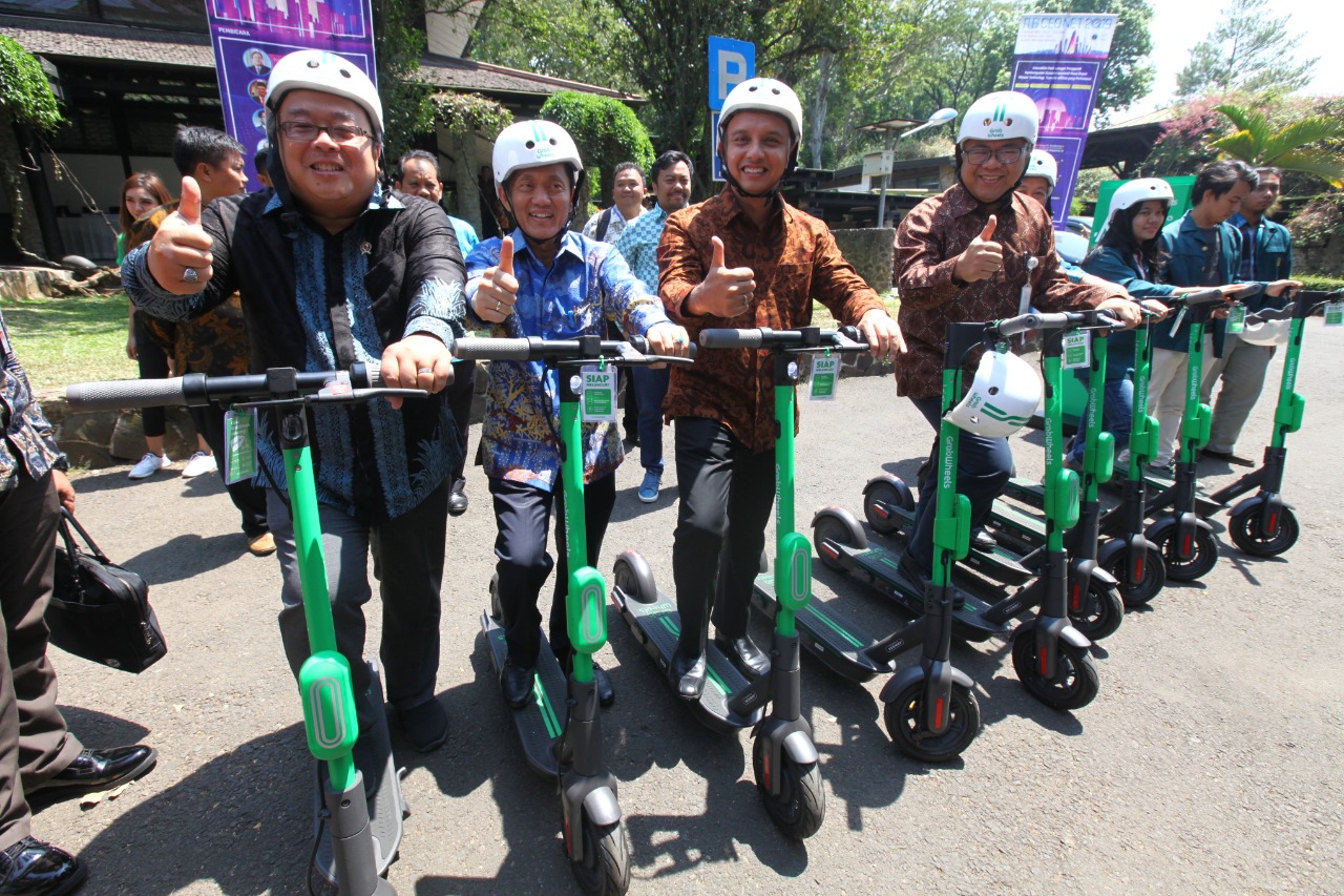 Penggunaan GrabWheels sebagai moda transportasi ramah lingkungan di ITB, tahun lalu. Foto: Grab Penggunaan GrabWheels sebagai moda transportasi ramah lingkungan di ITB, tahun lalu. Foto: Grab