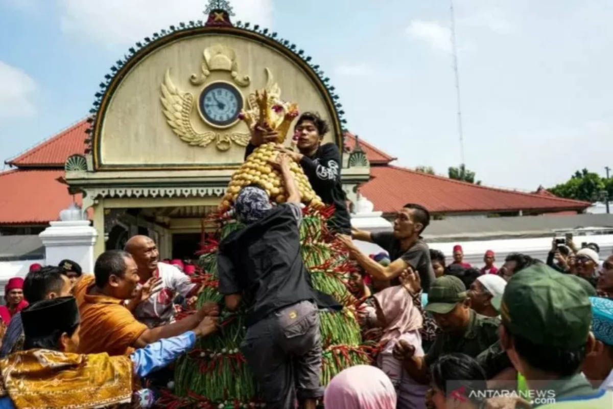 Dokumentasi - Sejumlah warga berebut gunungan saat prosesi Grebeg Syawal 1440 H di Masjid Gede Kauman, Yogyakarta, Rabu (5/6/2019). Dokumentasi - Sejumlah warga berebut gunungan saat prosesi Grebeg Syawal 1440 H di Masjid Gede Kauman, Yogyakarta, Rabu (5/6/2019).