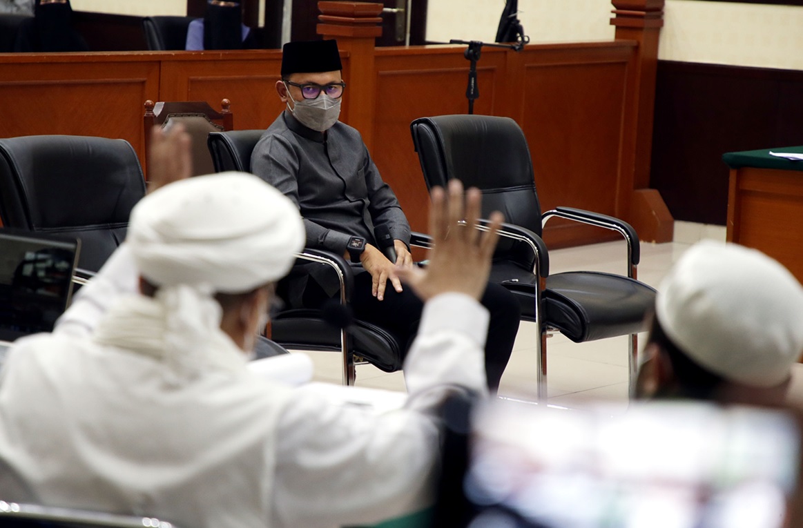 Jokowi Panggil Bima Arya, Habib Rizieq Makin Terpojok - Wali Kota Bogor Bima Arya jadi saksi di persidangan Habib Rizieq Shihab (Foto: JPNN.com/GenPI.co) Jokowi Panggil Bima Arya, Habib Rizieq Makin Terpojok - Wali Kota Bogor Bima Arya jadi saksi di persidangan Habib Rizieq Shihab (Foto: JPNN.com/GenPI.co)