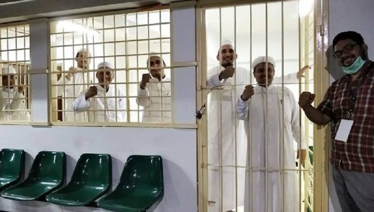 Dosen UI Sebar Foto Habib Rizieq di Balik Jeruji: Mereka Bahagia (Foto: sc Instagram/adearmando) Dosen UI Sebar Foto Habib Rizieq di Balik Jeruji: Mereka Bahagia (Foto: sc Instagram/adearmando)