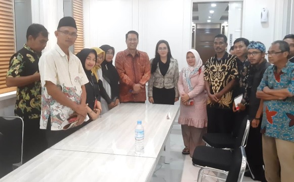 Honorer K2 bersama Baleg DPR (Foto: JPNN) Honorer K2 bersama Baleg DPR (Foto: JPNN)
