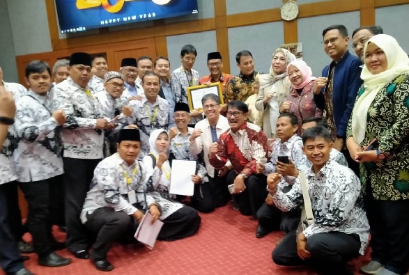Bulan Ini Honorer K2 Lulus PPPK Bisa Tertawa, Ini Sebabnya (Foto: doc JPNN) Bulan Ini Honorer K2 Lulus PPPK Bisa Tertawa, Ini Sebabnya (Foto: doc JPNN)