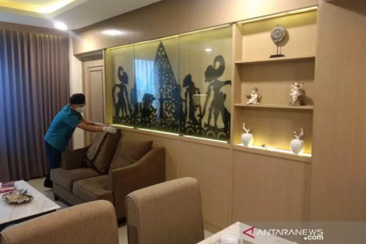 Ilustrasi - Petugas kebersihan membersihkan salah satu rungan kamar di hotel Grand Inna Malioboro Yogyakarta dengan menerapkan protokol kesehatan. Ilustrasi - Petugas kebersihan membersihkan salah satu rungan kamar di hotel Grand Inna Malioboro Yogyakarta dengan menerapkan protokol kesehatan.