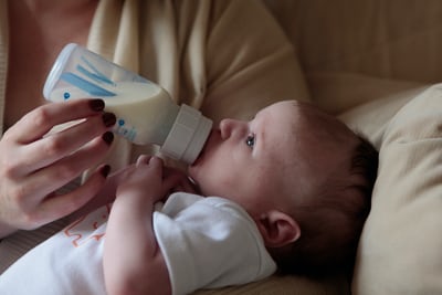 Bayi minum susu. Foto: Unsplash Bayi minum susu. Foto: Unsplash