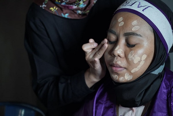 Ilustrasi Makeup Artis (Foto: Saptapriwasana) Ilustrasi Makeup Artis (Foto: Saptapriwasana)