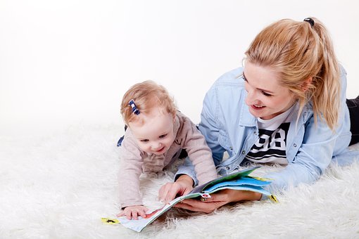 lustrasi mengajari anak membaca. Foto: Pixabay lustrasi mengajari anak membaca. Foto: Pixabay