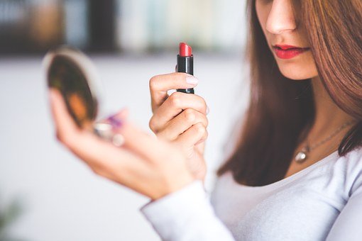 Pakai lipstik juga ada aturannya loh, dengan begitu bibir juga terjaga kesehatannya. (Foto: Pixabay) Pakai lipstik juga ada aturannya loh, dengan begitu bibir juga terjaga kesehatannya. (Foto: Pixabay)