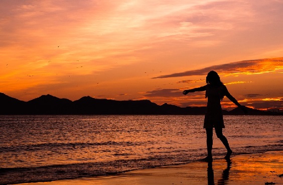 Khasiat Air Laut Ternyata Bisa Bikin Wanita Happy - GenPI.co