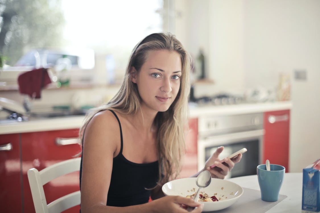 Ilustrasi perempuan sedang makan. Foto: Pexels Ilustrasi perempuan sedang makan. Foto: Pexels