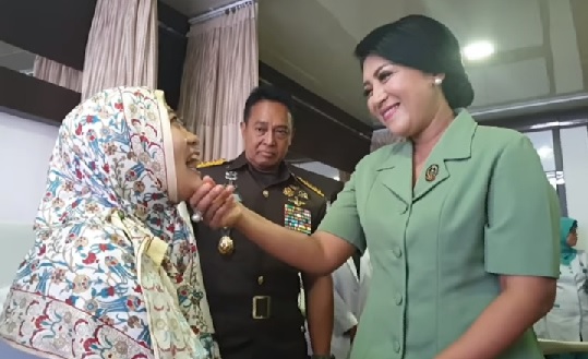 Momen KASAD Jenderal TNI Andika Perkasa menangis di bangsal RSPAD Gatot Soebroto (Foto: Screenshot: Instagram indonesian_military45) Momen KASAD Jenderal TNI Andika Perkasa menangis di bangsal RSPAD Gatot Soebroto (Foto: Screenshot: Instagram indonesian_military45)