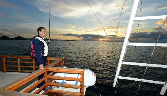 Presiden Joko Widodo menaiki langsung kapal pinisi di pantai Labuan Bajo untuk menikmati matahari tenggelam. (Doc Biro Pers Setpres) Presiden Joko Widodo menaiki langsung kapal pinisi di pantai Labuan Bajo untuk menikmati matahari tenggelam. (Doc Biro Pers Setpres)