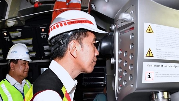 Marsdya TNI Beber Mafia Alutsista di Kemenhan, Mr M Ternyata - Presiden Jokowi dan Menhan Prabowo Subianto meninjau alutsista kapal selam (Foto: Biro Pers Kepresidenan) Marsdya TNI Beber Mafia Alutsista di Kemenhan, Mr M Ternyata - Presiden Jokowi dan Menhan Prabowo Subianto meninjau alutsista kapal selam (Foto: Biro Pers Kepresidenan)