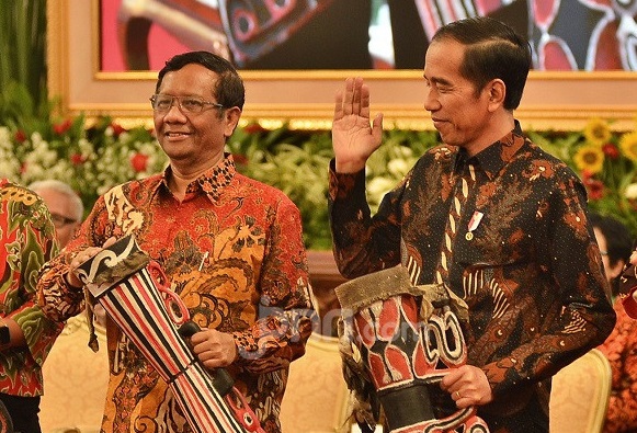 Rocky Gerung Sentil Jokowi dan Mahfud MD, Isinya Ngeri! (Foto: doc.JPNN/GenPI.co) Rocky Gerung Sentil Jokowi dan Mahfud MD, Isinya Ngeri! (Foto: doc.JPNN/GenPI.co)