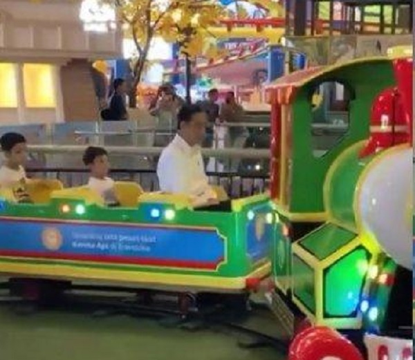 Presiden Jokowi temani Jan Ethes naik kereta mainan (Foto: Instagram @janethes_story) Presiden Jokowi temani Jan Ethes naik kereta mainan (Foto: Instagram @janethes_story)