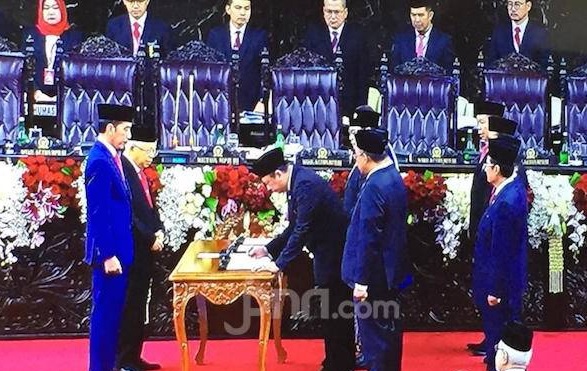 Ketua MPR Bambang Soesatyo menandatangani Berita Acara Pelantikan Presiden Jokowi dan Wakil Presiden Kiai Ma'ruf usai mengucapkan sumpah dan janji di hadapan Sidang Paripurna MPR, Minggu (20/10). (Foto: Friederich Batari/JPNN) Ketua MPR Bambang Soesatyo menandatangani Berita Acara Pelantikan Presiden Jokowi dan Wakil Presiden Kiai Ma'ruf usai mengucapkan sumpah dan janji di hadapan Sidang Paripurna MPR, Minggu (20/10). (Foto: Friederich Batari/JPNN)