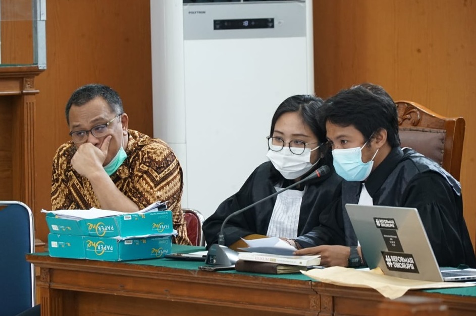 Mendadak Pentolan KAMI Jumhur Hidayat Beber Penjara: Fadjroel Itu - Jumhur Hidayat (kiri batik) (Foto GenPI.co) Mendadak Pentolan KAMI Jumhur Hidayat Beber Penjara: Fadjroel Itu - Jumhur Hidayat (kiri batik) (Foto GenPI.co)