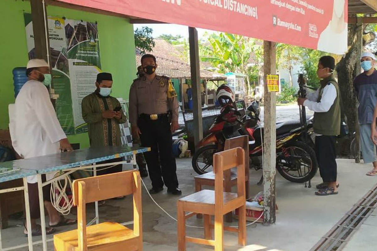Petugas kepolisian saat mendatangi sebuah pondok pesantren yang diketahui ada 40 santri diduga keracunan nasi kotak. (FOTO: Dok. Polsek Playen) Petugas kepolisian saat mendatangi sebuah pondok pesantren yang diketahui ada 40 santri diduga keracunan nasi kotak. (FOTO: Dok. Polsek Playen)