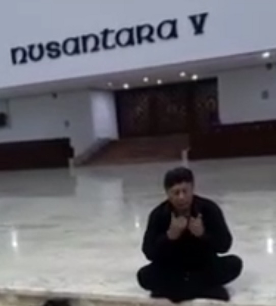 Video Viral Ki Sabdo sedang ritual di Gedung DPR/MPR (Foto Screenshot Video Viral) Video Viral Ki Sabdo sedang ritual di Gedung DPR/MPR (Foto Screenshot Video Viral)