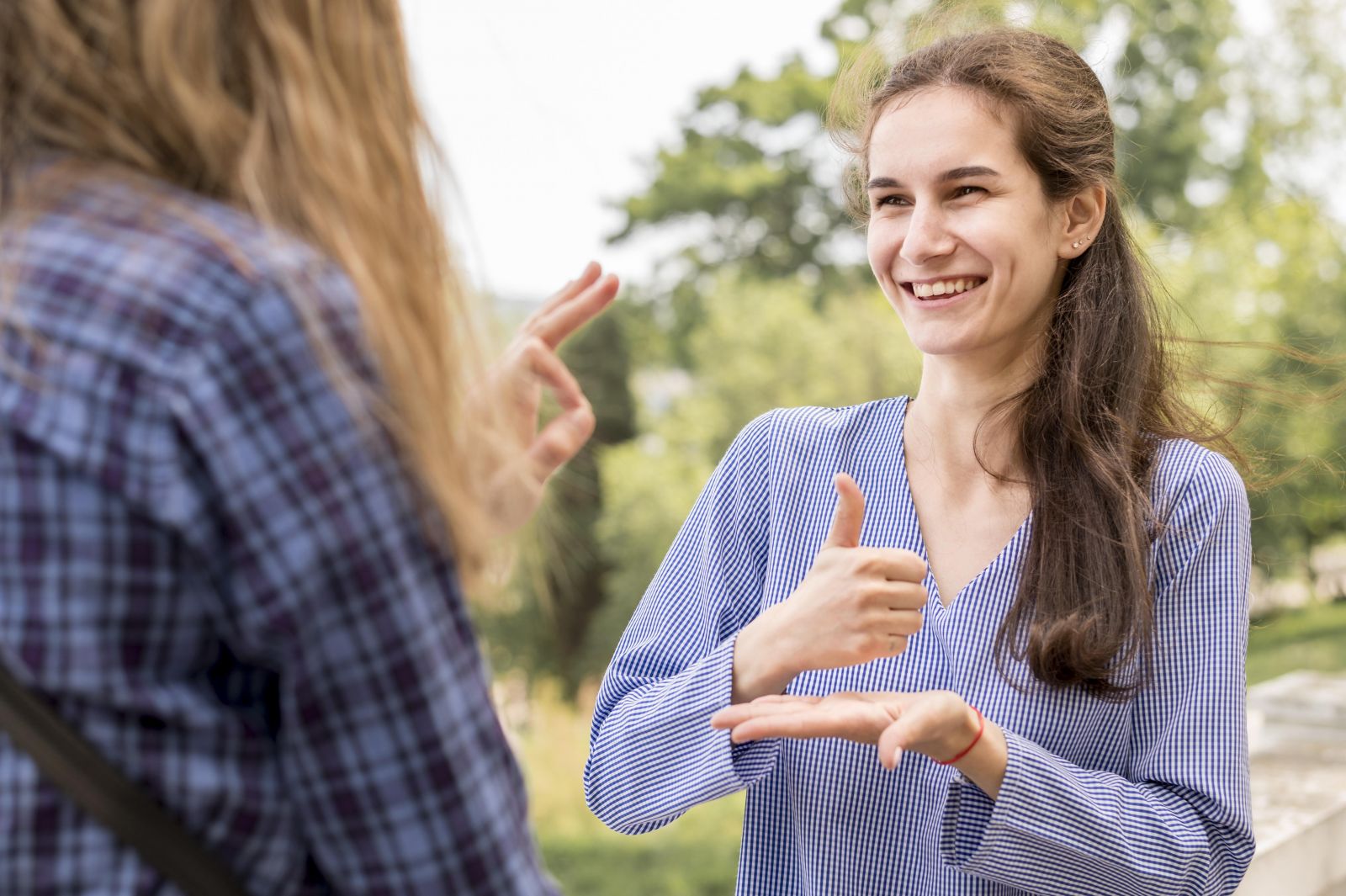 Tak Bisa Bahasa Isyarat? 5 Cara Berkomunikasi dengan...