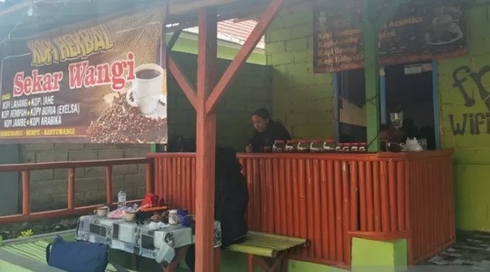 Kedai Kopi Herbal Sekar Wangi di Dusun Krajan Desa Jambewangi, Kecamatan Sempu Banyuwangi. (Antara) Kedai Kopi Herbal Sekar Wangi di Dusun Krajan Desa Jambewangi, Kecamatan Sempu Banyuwangi. (Antara)