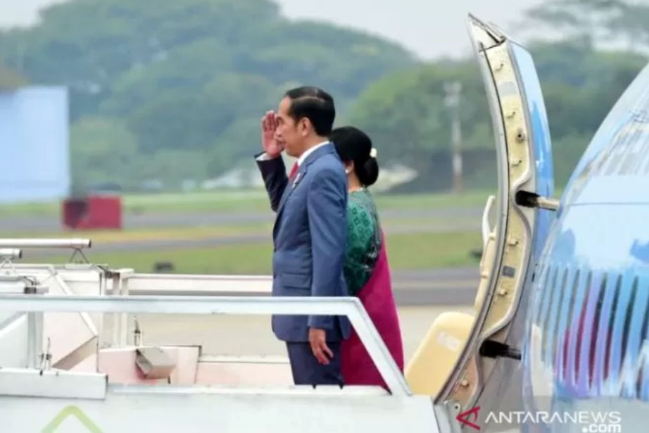 Presiden Joko Widodo dan Ibu Negara Iriana Widodo saat hendak bertolak menuju Korea Selatan di Lanud Halim Perdanakusuma, Jakarta pada Sabtu (23/11/2019). ANTARA/Muchlis, BPMI Setpres/pri Presiden Joko Widodo dan Ibu Negara Iriana Widodo saat hendak bertolak menuju Korea Selatan di Lanud Halim Perdanakusuma, Jakarta pada Sabtu (23/11/2019). ANTARA/Muchlis, BPMI Setpres/pri