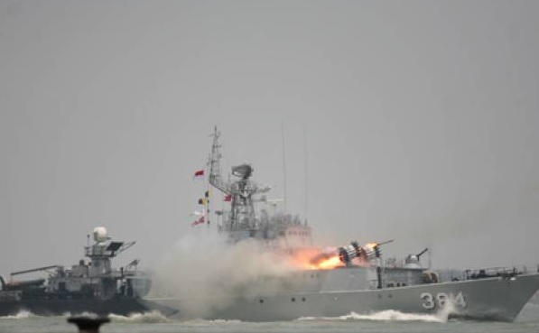 Salah satu KRI menembakkan rudal sebagai upaya unjuk kebolehan dalam demonstrasi di Perayaan HUT TNI ke 69 di Dermaga Ujung Mako Armatim, Surabaya. (FOTO: THOMAS KUKUH/jpnn) Salah satu KRI menembakkan rudal sebagai upaya unjuk kebolehan dalam demonstrasi di Perayaan HUT TNI ke 69 di Dermaga Ujung Mako Armatim, Surabaya. (FOTO: THOMAS KUKUH/jpnn)