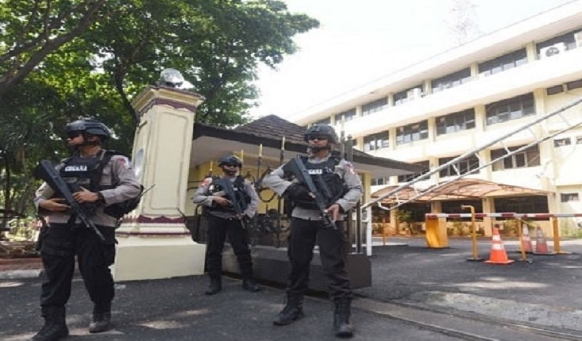 Mabes Polri Tembus, Ini Target Teroris Milenial - Polisi bersenjata lengkap berjaga di Mabes Polri (Foto: NTMC Polri) Mabes Polri Tembus, Ini Target Teroris Milenial - Polisi bersenjata lengkap berjaga di Mabes Polri (Foto: NTMC Polri)
