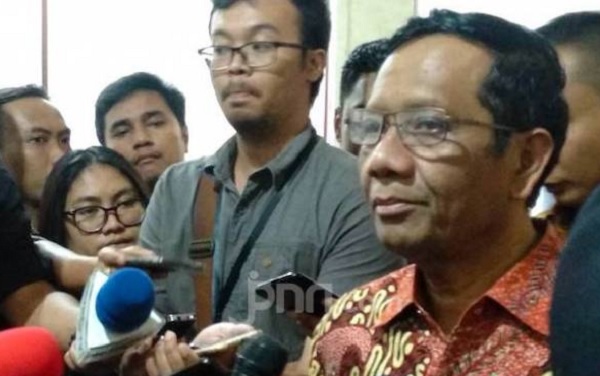 Mendadak Mahfud MD Menegaskan Boleh Melanggar Konstitusi - Menko Polhukam Mahfud MD (Foto: dok JPNN.com/GenPI.co) Mendadak Mahfud MD Menegaskan Boleh Melanggar Konstitusi - Menko Polhukam Mahfud MD (Foto: dok JPNN.com/GenPI.co)