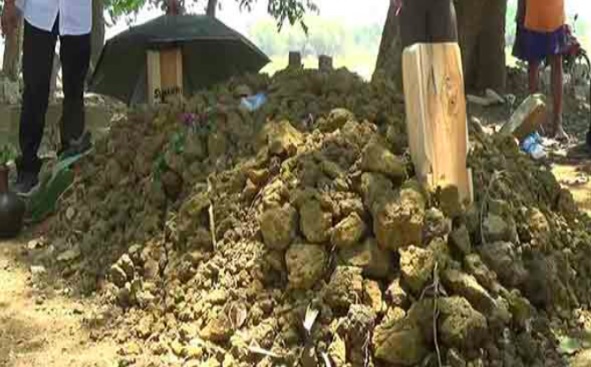 Makam pria yang baru saja dikubur warga. (Foto : Pojokpitu) Makam pria yang baru saja dikubur warga. (Foto : Pojokpitu)