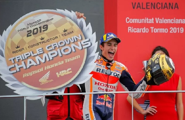 Penbalap Repsol Honda Marc Marquez melakukan selebrasi usai menjuarai Grand Prix Valencia di Sirkuit Ricardo Tormo, Minggu (17/11/2019) REUTERS/HEINO KALIS Penbalap Repsol Honda Marc Marquez melakukan selebrasi usai menjuarai Grand Prix Valencia di Sirkuit Ricardo Tormo, Minggu (17/11/2019) REUTERS/HEINO KALIS