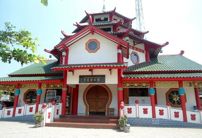 3 arsitektur Masjid Cheng Ho di berbagai wilayah Indonesia. Kerennya nggak nanggung! (Foto : Wowkeren) 3 arsitektur Masjid Cheng Ho di berbagai wilayah Indonesia. Kerennya nggak nanggung! (Foto : Wowkeren)