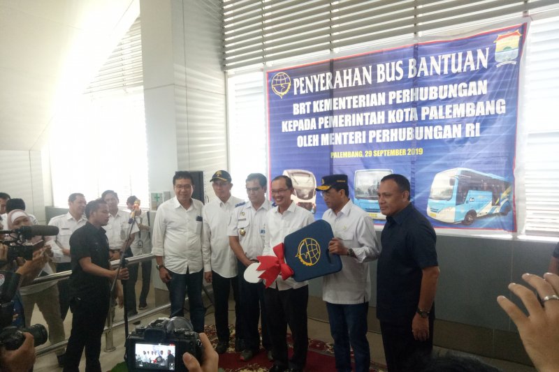 Wali Kota Palembang, Harnojoyo menerima bantuan 10 unit BRT dari Menteri Perhubungan RI, Budi Karya Sumadi, Minggu (29/9) (Antara) Wali Kota Palembang, Harnojoyo menerima bantuan 10 unit BRT dari Menteri Perhubungan RI, Budi Karya Sumadi, Minggu (29/9) (Antara)