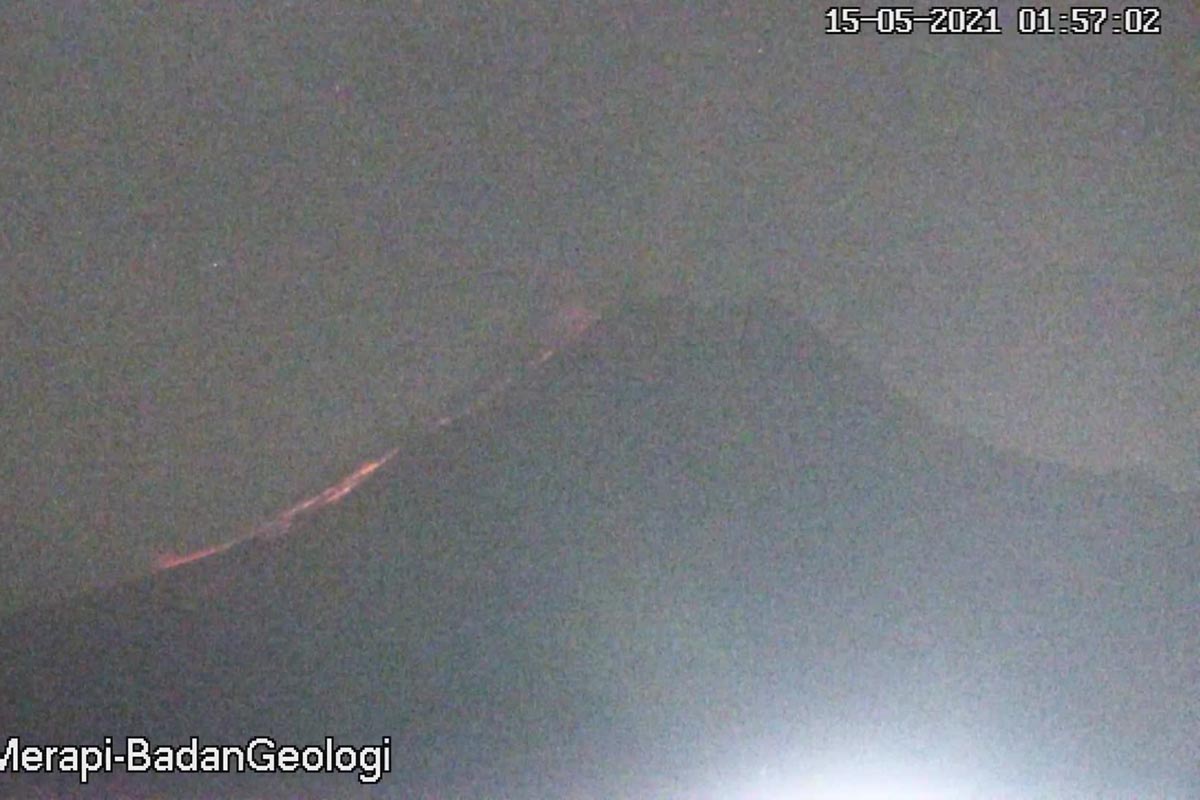 Awan panas Merapi meluncur sejauh 1,8 kilometer ke arah barat daya pada Sabtu (15/5).(Foto: BPPTKG) Awan panas Merapi meluncur sejauh 1,8 kilometer ke arah barat daya pada Sabtu (15/5).(Foto: BPPTKG)