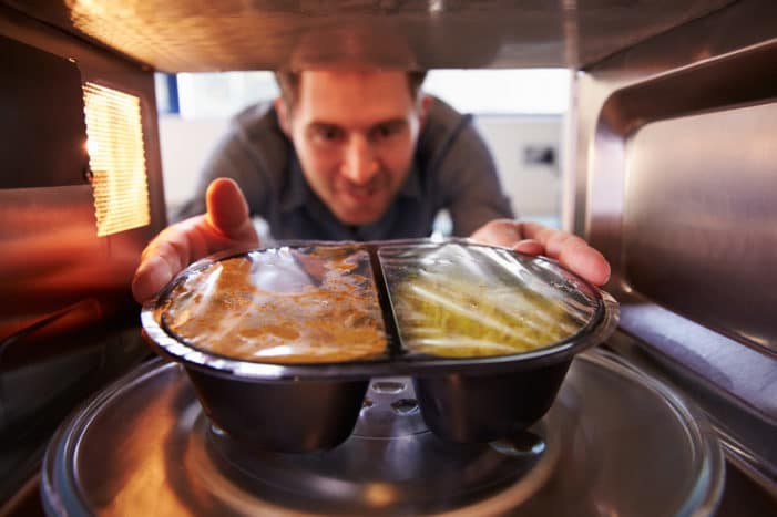 Ilustrasi memanaskan makanan di microwave. Foto: Shutterstock Ilustrasi memanaskan makanan di microwave. Foto: Shutterstock